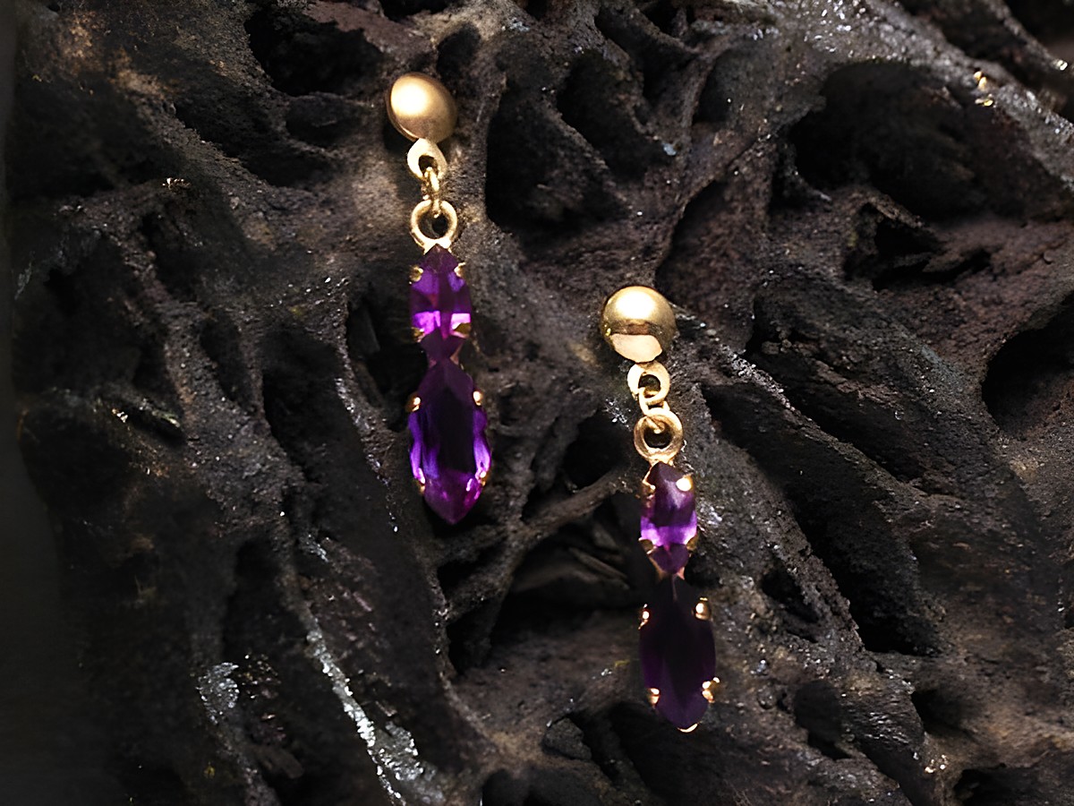 Bezaubernde Gold Ohrhänger mit Amethyst, hergestellt vom Juwelier Harnisch, präsentieren einen eleganten Stein und verleihen jeder Ohrschmuckkollektion einen Hauch von Glamour.