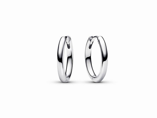 Pandora 293355C00 Pandora 18 mm Charm-Ohrringe aus Sterling Silber, zierliche und schlichte Ohrhänger, glänzende Oberfläche, elegantes Design, ideal für jeden Anlass.