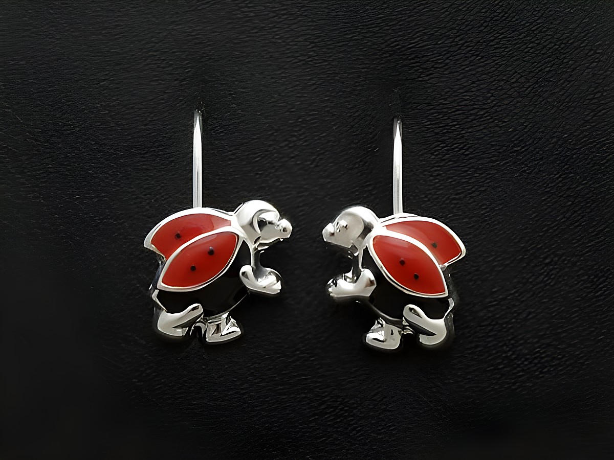Marienkäfer Ohrhänger aus Sterling Silber für Kinder, emailliert in Rot und Schwarz, hergestellt von Juwelier Harnisch, ideal für kleine Tierliebhaber.