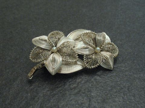 Filigrane City Brosche Handarbeit 58x33 mm -Blume-, hergestellt von Juwelier Harnisch, zeigt eine kunstvoll gestaltete Brosche aus dekorativen Blüten und Blättern mit perlenschmückenden Details.