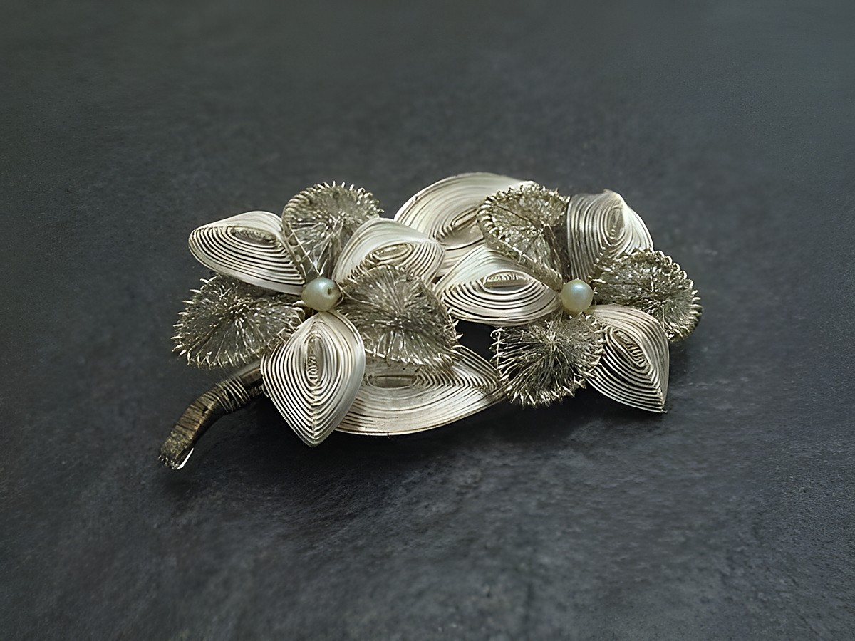 Filigrane City Brosche Handarbeit 58x33 mm -Blume-, hergestellt von Juwelier Harnisch, zeigt eine kunstvoll gestaltete Brosche aus dekorativen Blüten und Blättern mit perlenschmückenden Details.