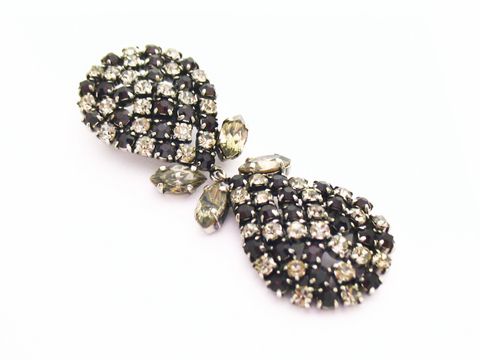 Brosche in rot weiß mit gefassten Strass Steinen, Hersteller Juwelier Harnisch, elegante Strass Brosche in Rot, ideal für besondere Anlässe und als modisches Accessoire.
