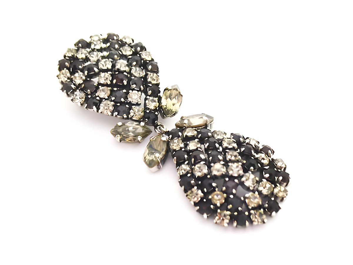 Brosche in rot weiß mit gefassten Strass Steinen, Hersteller Juwelier Harnisch, elegante Strass Brosche in Rot, ideal für besondere Anlässe und als modisches Accessoire.