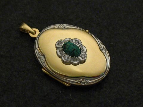 Chrysokoll grün Medaillon Cabochon Gold 333 bicolor mit brillanten, Hersteller Juwelier Harnisch, Gelbgold 333, elegantes Design, ideal für besondere Anlässe.