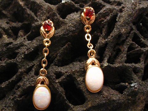 Gold Ohrhänger mit Opal und Granat von Juwelier Harnisch, elegant gestaltet mit funkelnden Steinen und einer ansprechenden Verbindung aus Gold und edlen Edelsteinen.
