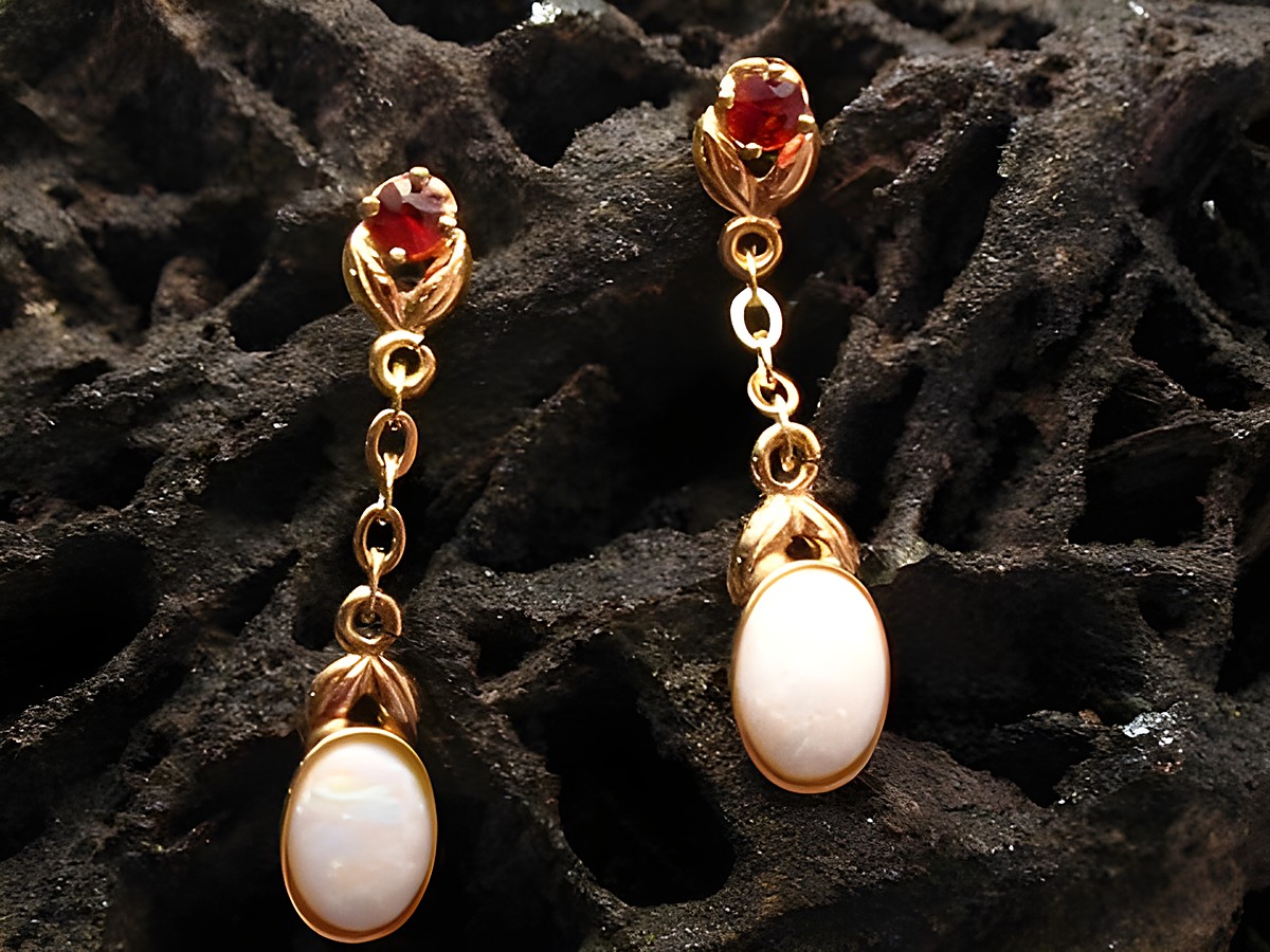 Gold Ohrhänger mit Opal und Granat von Juwelier Harnisch, elegant gestaltet mit funkelnden Steinen und einer ansprechenden Verbindung aus Gold und edlen Edelsteinen.