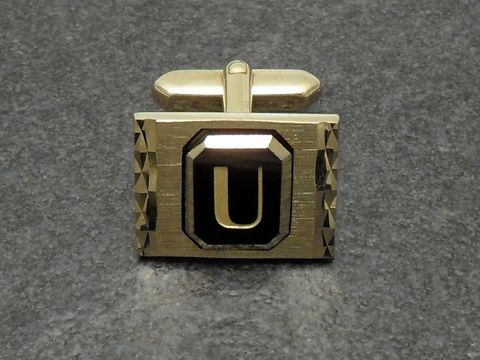 Vergoldete Manschettenknöpfe mit dem Buchstaben U und markanten Initialen, hergestellt von Juwelier Harnisch. Elegantes Design für stilvolle Herrenmode.