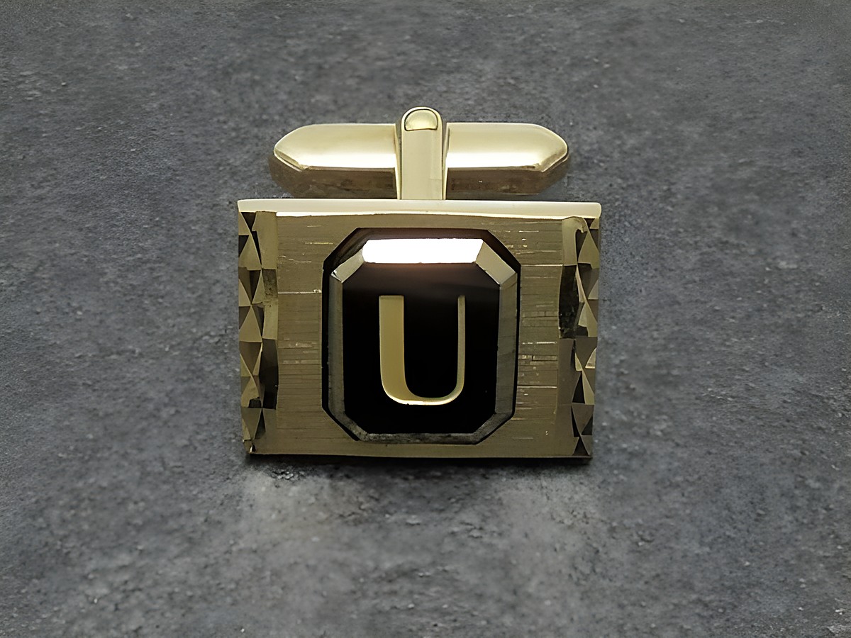 Vergoldete Manschettenknöpfe mit dem Buchstaben U und markanten Initialen, hergestellt von Juwelier Harnisch. Elegantes Design für stilvolle Herrenmode.