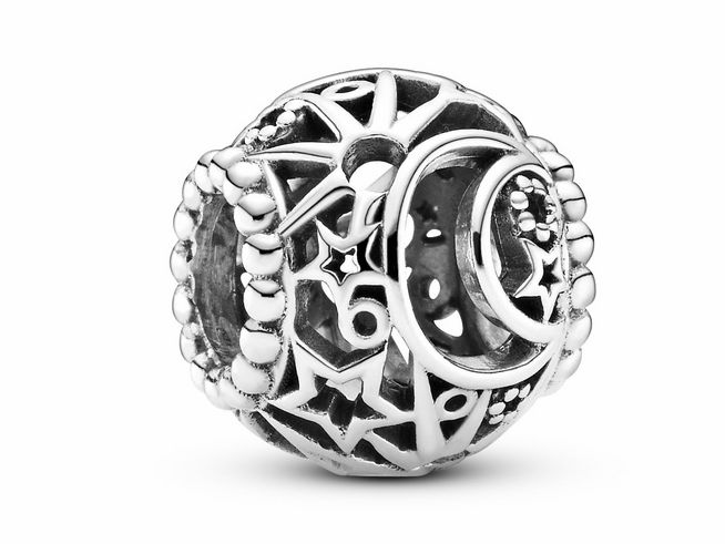 Charm aus Silber mit durchbrochener Gestaltung, verziert mit Sonne, Sternen und Mondmotiven, von Pandora, Modellnummer 799183C00. Elegant und stilvoll für persönlichen Schmuck.
