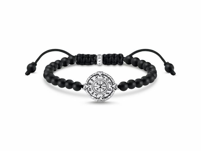 Das Thomas Sabo Armband A2009-704-11-L22V aus Sterling Silber mit Obsidian kombiniert matte schwarze Perlen und ein markantes Muster auf dem Anhänger, verstellbar bis 16 cm.