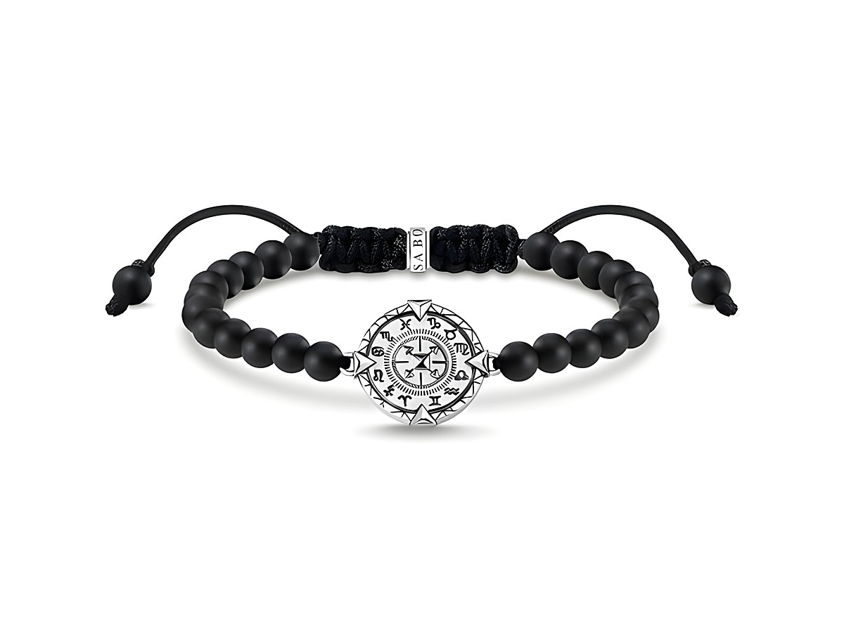Das Thomas Sabo Armband A2009-704-11-L22V aus Sterling Silber mit Obsidian kombiniert matte schwarze Perlen und ein markantes Muster auf dem Anhänger, verstellbar bis 16 cm.