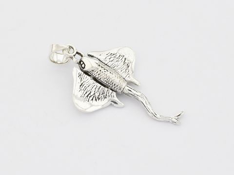 Süßer Rochen Anhänger aus Sterling Silber, detailreich gestaltet, ideal für Tierliebhaber, Hersteller: Juwelier Harnisch. Schmuckstück in Form eines Fisches.