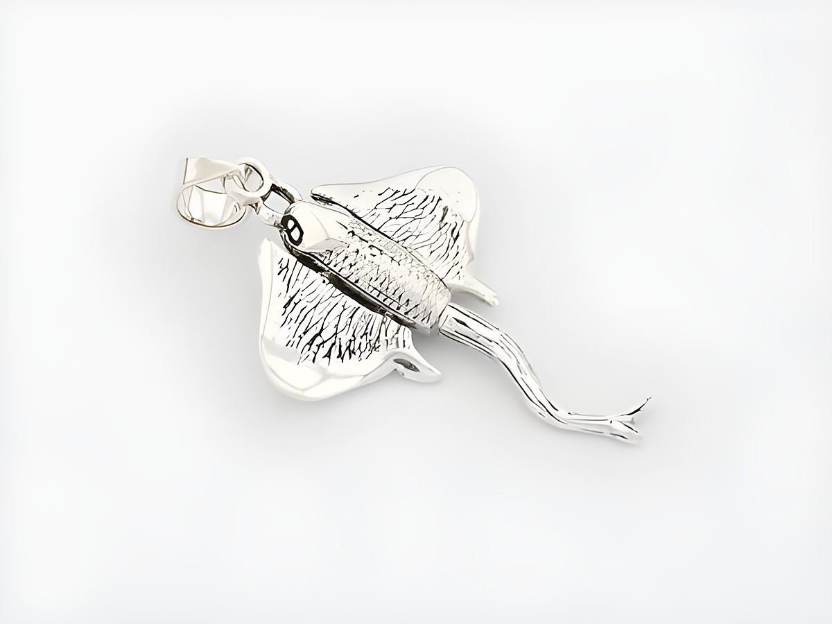 Süßer Rochen Anhänger aus Sterling Silber, detailreich gestaltet, ideal für Tierliebhaber, Hersteller: Juwelier Harnisch. Schmuckstück in Form eines Fisches.