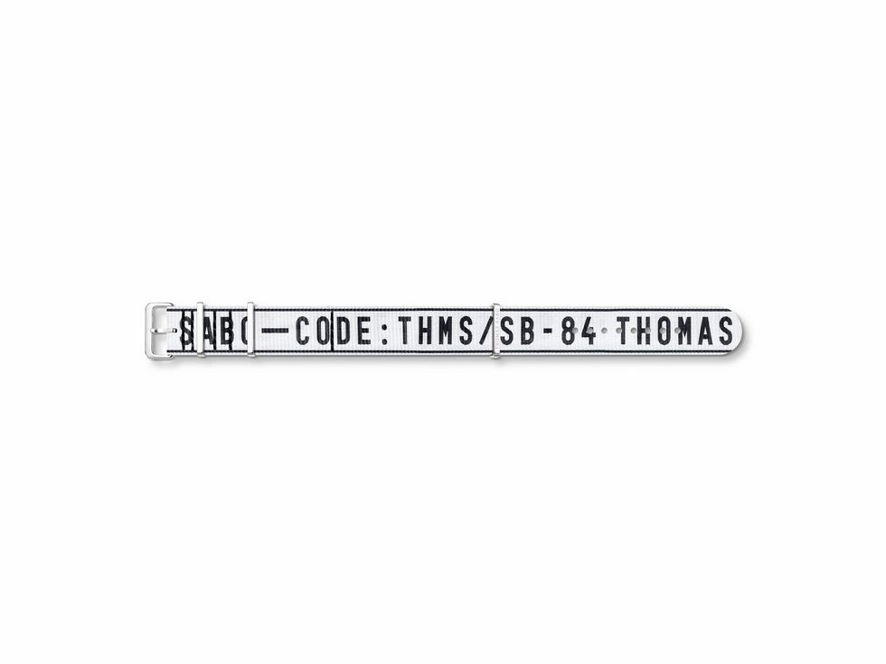 Uhrenarmband von Thomas Sabo, Modell ZWA0319-276-25-20 mm, aus Textil und Edelstahl in Weiß und Schwarz, mit markanten Schriftzügen und robustem Verschluss.