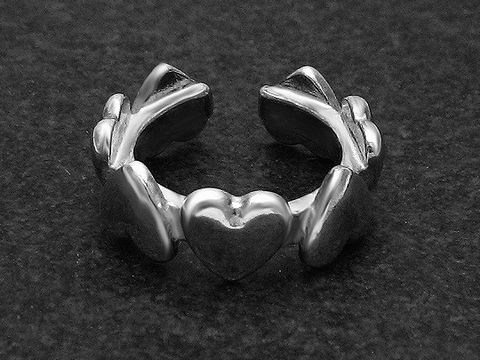 Silberring HERZ AN HERZ Gr. wenig verstellbar, Hersteller: Juwelier Harnisch, ohne Stein, mit Herzmotiven und glänzender Oberfläche.