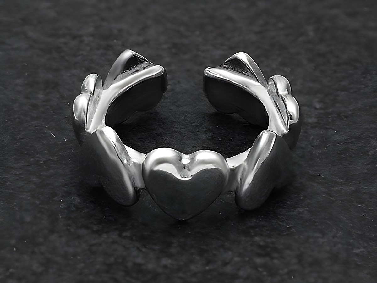 Silberring HERZ AN HERZ Gr. wenig verstellbar, Hersteller: Juwelier Harnisch, ohne Stein, mit Herzmotiven und glänzender Oberfläche.