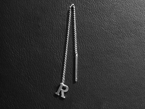 Silber Ohrring Buchstabe R Initialen Ohrhänger 1 Stück Hersteller Juwelier Harnisch mit einer eleganten künstlerischen Gestaltung und feiner Kette.