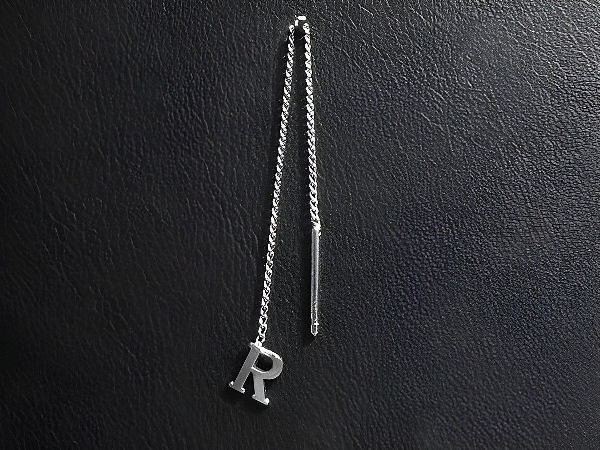 Silber Ohrring Buchstabe R Initialen Ohrhänger 1 Stück Hersteller Juwelier Harnisch mit einer eleganten künstlerischen Gestaltung und feiner Kette.