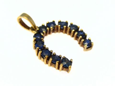 Hufeisen mit Saphir Gold Anhänger aus Gold 585, Hersteller Juwelier Harnisch, mit schimmernden blauen Saphiren gefasst, stilvolles Schmuckstück für besondere Anlässe.