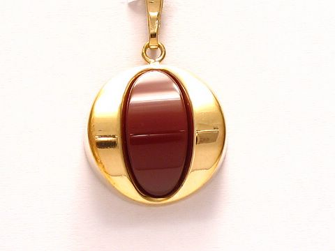 Ein eleganter Karneol Anhänger mit goldfarbenem Doublé, rund und geschmackvoll gestaltet, gefertigt von Juwelier Harnisch, ideal für stilvolle Akzente im Schmuck.