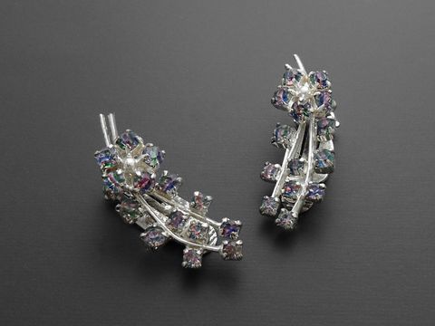 Strass Ohrclips in überwältigendem Design, bunt schimmernd und funkelnd, aus Strass Schmuck, Hersteller Juwelier Harnisch, ideal für festliche Anlässe.