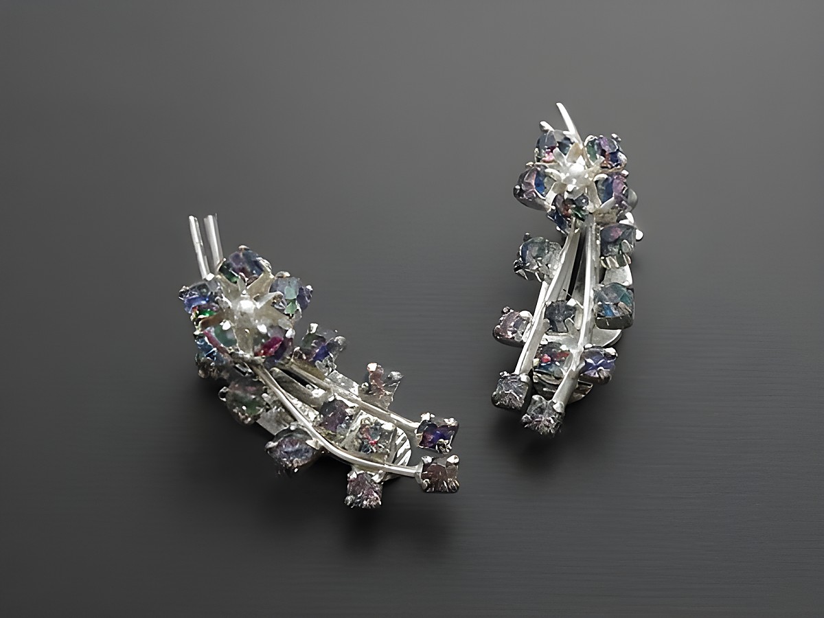 Strass Ohrclips in überwältigendem Design, bunt schimmernd und funkelnd, aus Strass Schmuck, Hersteller Juwelier Harnisch, ideal für festliche Anlässe.