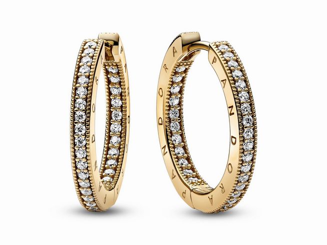 Pandora 262738C01 Logo und Pavé Ohrringe aus gelbgoldvergoldetem Metall mit funkelnden Zirkonia-Steinen, stilvolles Design mit Markenprägung für eleganten Ohrschmuck.