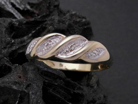Gold Ring ausdrucksstark Gold 333 bicolor mit Diamantbesatz, eleganter Goldring in Größe 53 bis 54, Hersteller Juwelier Harnisch, stilvolles Schmuckstück für besondere Anlässe.