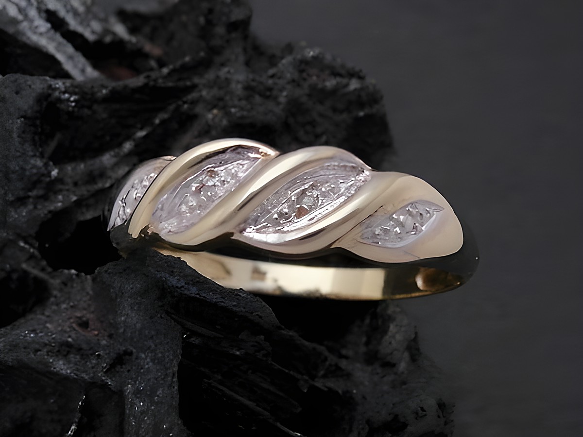 Gold Ring ausdrucksstark Gold 333 bicolor mit Diamantbesatz, eleganter Goldring in Größe 53 bis 54, Hersteller Juwelier Harnisch, stilvolles Schmuckstück für besondere Anlässe.
