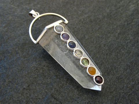 Bergkristall Pendel mit Silberanhänger und Stein Mix, gewichtet 22g, elegant gestaltet mit verschiedenen farbigen Steinen in runden Fassungen, ideal für esoterische Anwendungen.