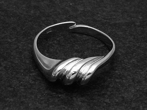 Silberring in geschwungener Form, wenig verstellbar, rhodiniert, ohne Stein, Hersteller Juwelier Harnisch, elegant und zeitlos.
