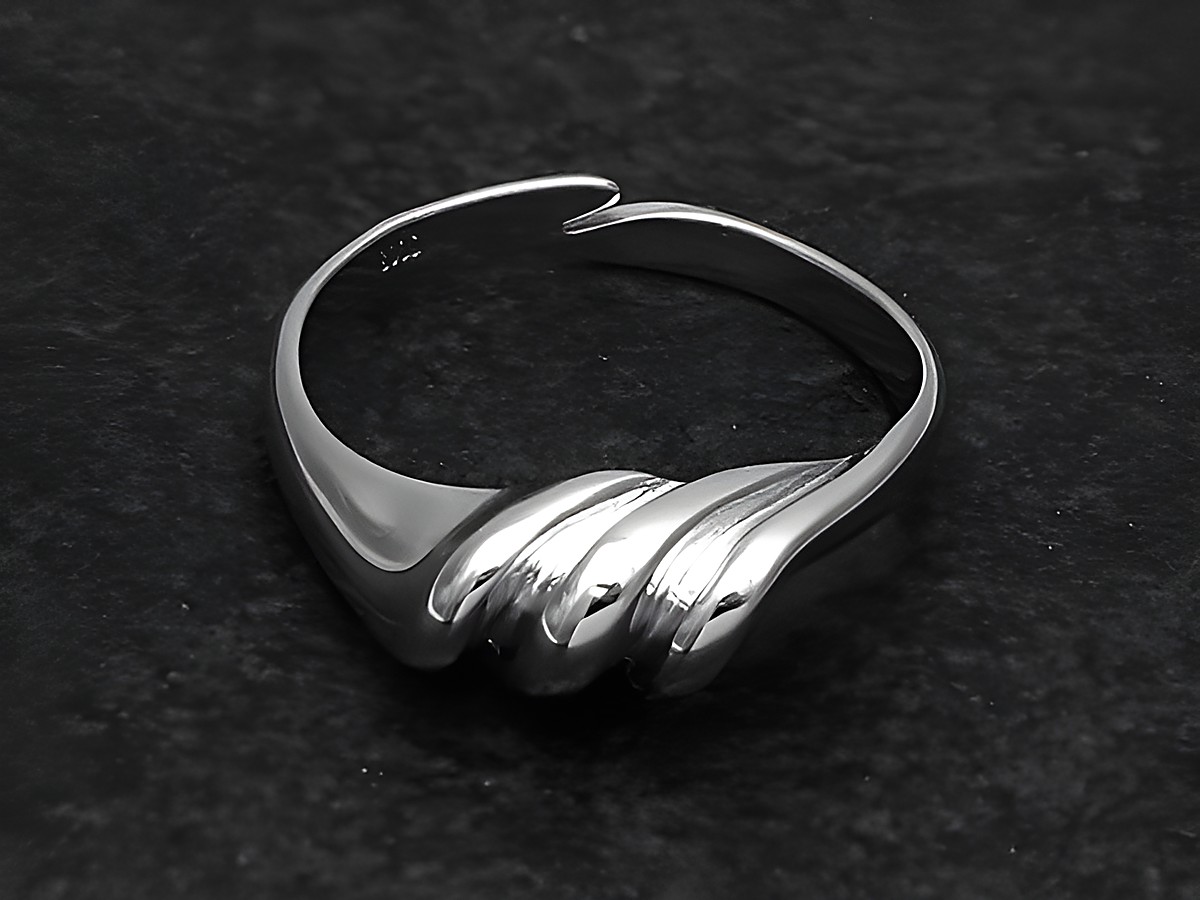 Silberring in geschwungener Form, wenig verstellbar, rhodiniert, ohne Stein, Hersteller Juwelier Harnisch, elegant und zeitlos.