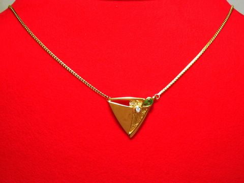 Collier 585 mit Mittelteil aus Gold, verziert mit Brillanten und einem Smaragd, Anhänger in Form eines Dreiecks, Länge 44 cm, Hersteller Juwelier Harnisch, stilvolles Schmuckstück.