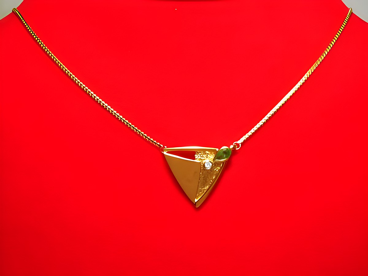 Collier 585 mit Mittelteil aus Gold, verziert mit Brillanten und einem Smaragd, Anhänger in Form eines Dreiecks, Länge 44 cm, Hersteller Juwelier Harnisch, stilvolles Schmuckstück.