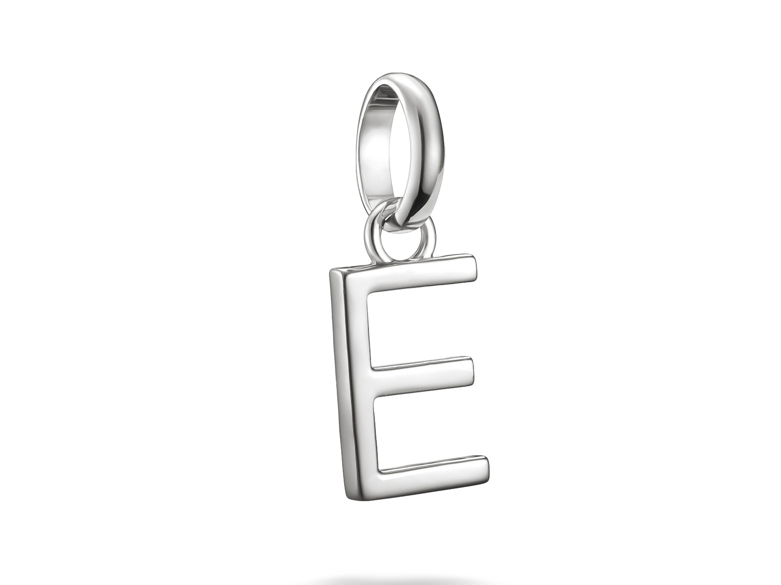 Charm Buchstabe E aus Silber mit Öse von Thomas Sabo, Teil der Charm Club CONNECT Kollektion, schlicht und modern gestaltet. Perfekt für persönliche Schmuckgegenstände.