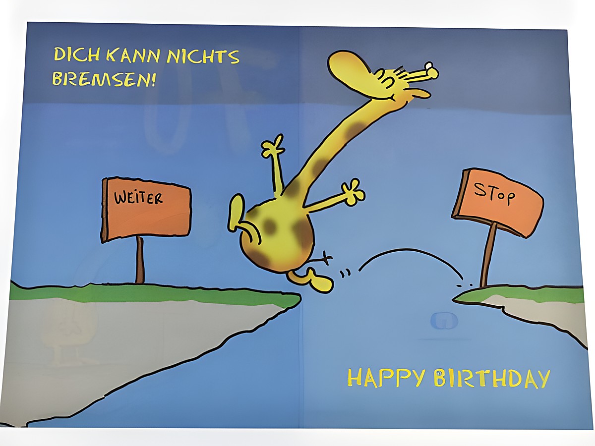 Eine Geburtstagskarte mit einer Giraffe, die an einer Klippe springt, umgeben von Verkehrsschildern mit den Aufschriften Weiter und Stop sowie dem Text Happy Birthday. Hersteller: Juwelier Harnisch. – Ansicht 2
