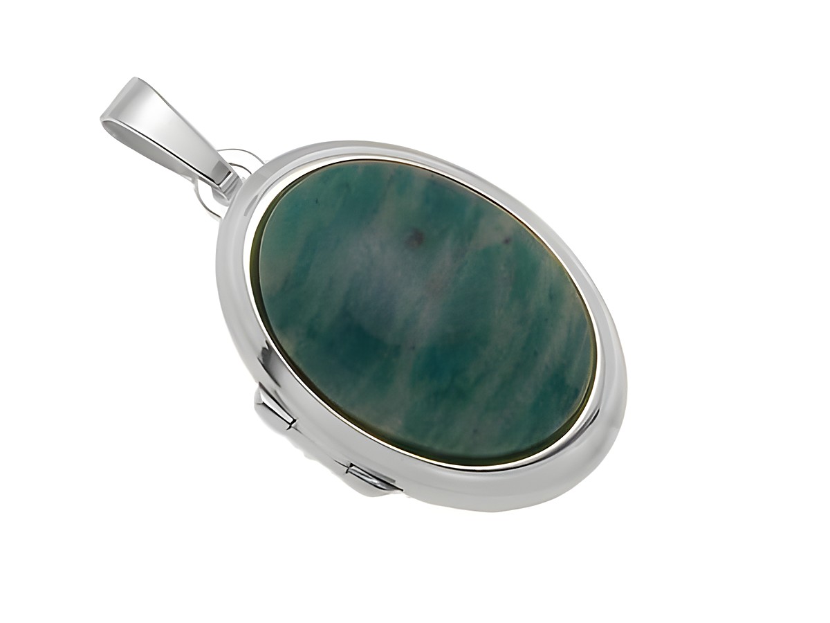 Amazonit Cabochon in ovaler Form, umrahmt von Weißgold 585, als elegantes Medaillon des Herstellers Juwelier Harnisch, strahlt zeitlosen Schmuckstil aus.