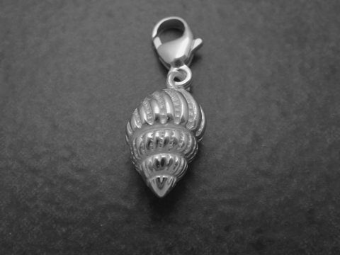 Silber Anhänger in Muschelform von Juwelier Harnisch, ideal als süße Geschenkidee, perfekt für Tierliebhaber, detailreich gearbeitet und ansprechendes Design.