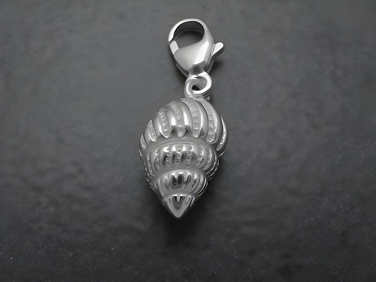 Silber Anhänger in Muschelform von Juwelier Harnisch, ideal als süße Geschenkidee, perfekt für Tierliebhaber, detailreich gearbeitet und ansprechendes Design.