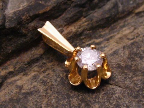 Gold Anhänger schick aus Gold 585 mit Brillant, edel gefasst, Hersteller Juwelier Harnisch, glänzender Diamant in zarter Krappenfassung, elegant und stilvoll.