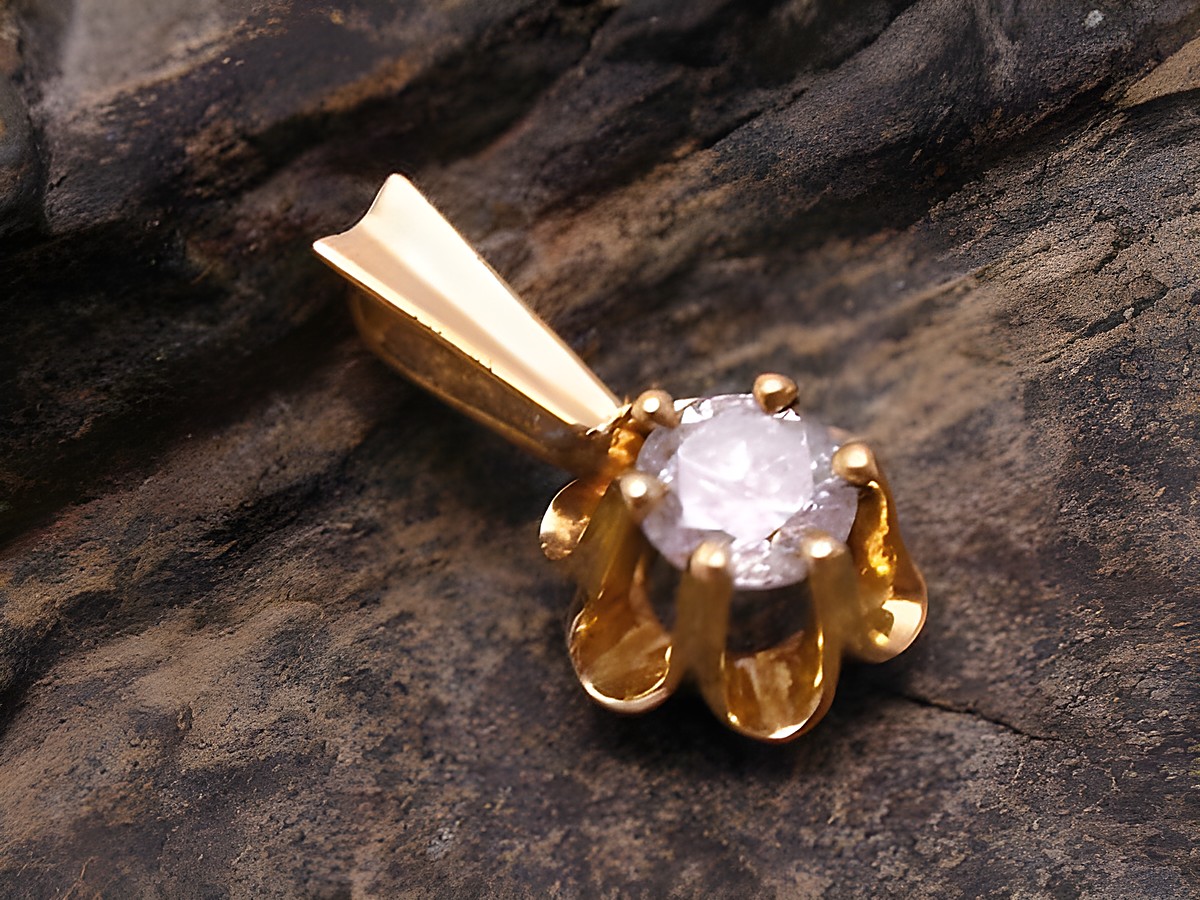Gold Anhänger schick aus Gold 585 mit Brillant, edel gefasst, Hersteller Juwelier Harnisch, glänzender Diamant in zarter Krappenfassung, elegant und stilvoll.