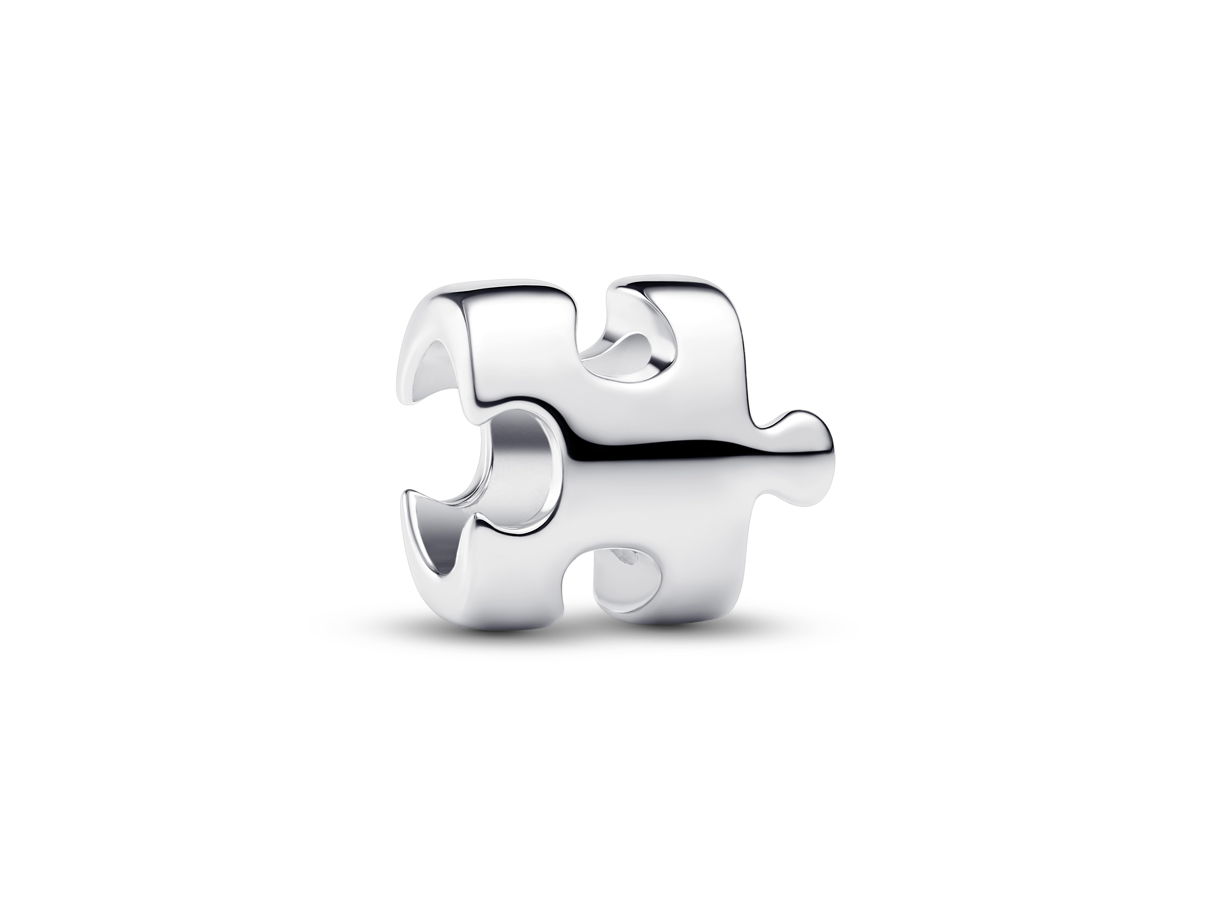 Silberner Puzzleteil Mini Charm von Pandora, glänzendes Design mit ausgeschnittenen Bereichen, perfekt für Armbänder und Sammlerstücke, Neuheit der Kollektion.