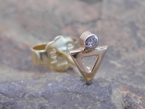 Dreieck Ohrstecker unisex in Gold 585 bicolor, schlicht und elegant, mit Diamant, Hersteller Juwelier Harnisch, Einzelohrringe, 1 Stück.