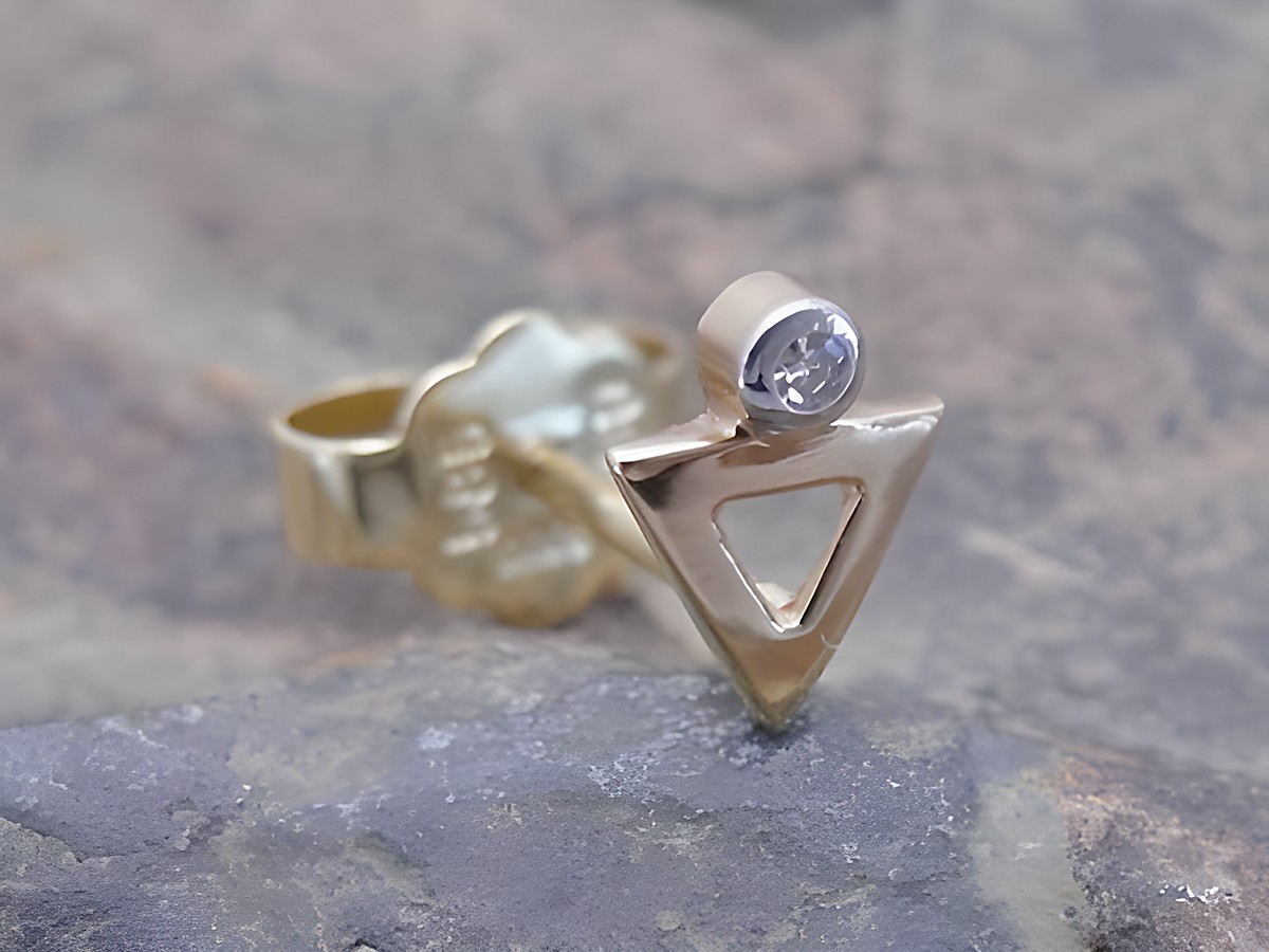 Dreieck Ohrstecker unisex in Gold 585 bicolor, schlicht und elegant, mit Diamant, Hersteller Juwelier Harnisch, Einzelohrringe, 1 Stück.