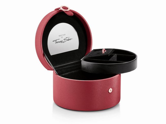 Runder roter Schmuckkoffer von Thomas Sabo mit weichem schwarzen Innenfutter und herausnehmbarem Einsatz für die Aufbewahrung von Schmuckstücken. Ideal für die sichere Aufbewahrung von Accessoires.