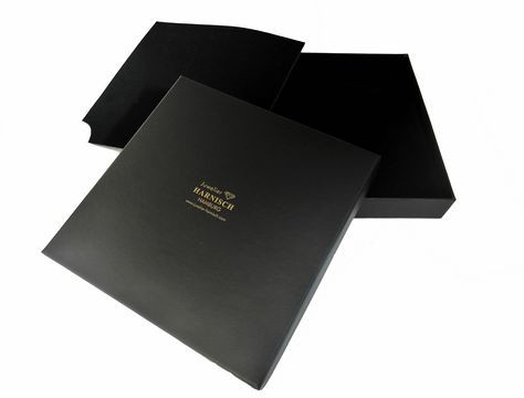 Geschenkschachtel von Juwelier Harnisch, viereckig und schwarz, Größe 160 x 160 x 24 mm, ideal für ein Collier, elegant und stilvoll.