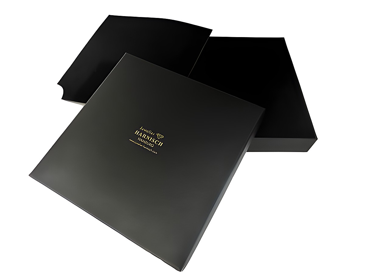 Geschenkschachtel von Juwelier Harnisch, viereckig und schwarz, Größe 160 x 160 x 24 mm, ideal für ein Collier, elegant und stilvoll.