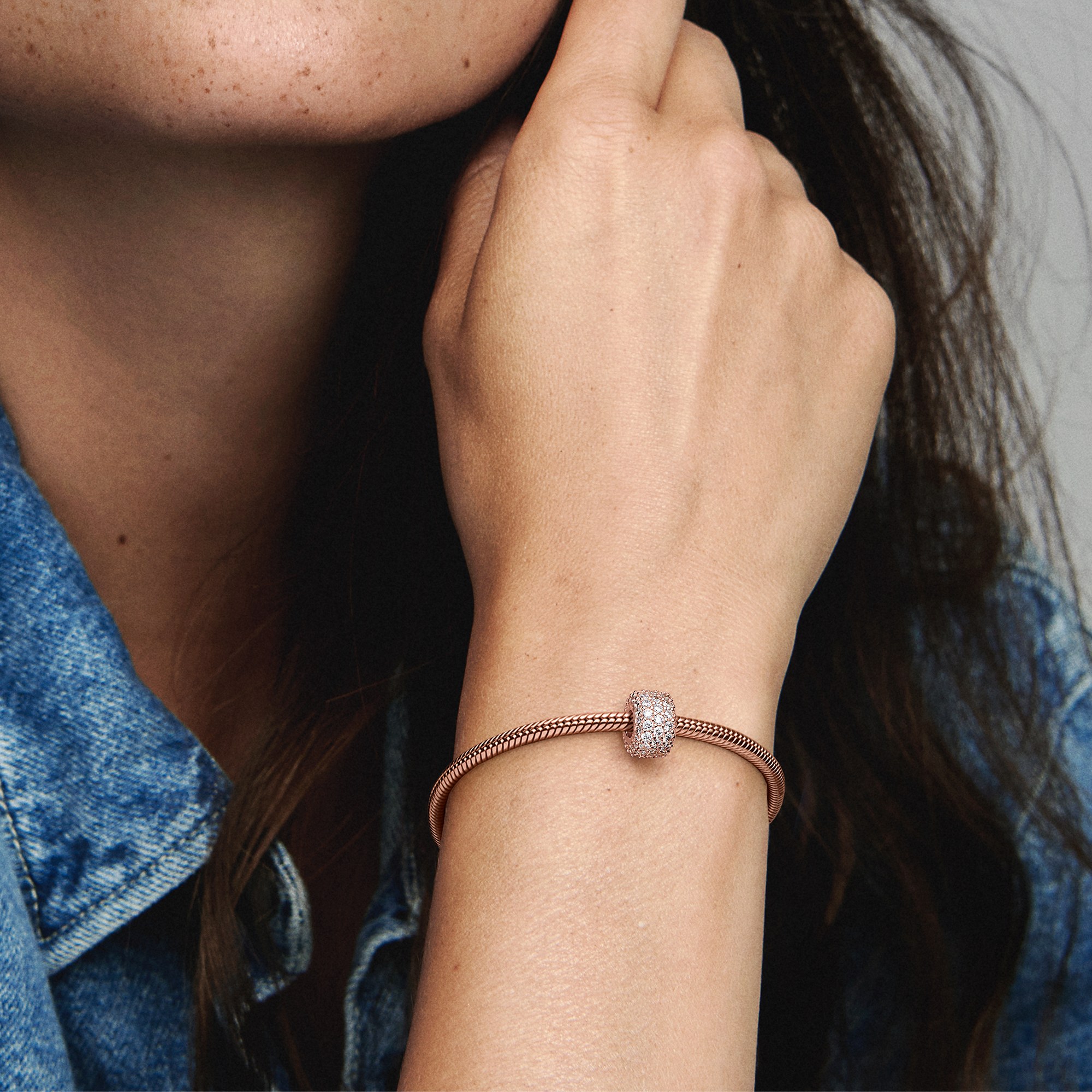 Pandora Funkelndes Dreireihiges Pavé-Charm - Roségold Vergoldung - Zirkonia – Ansicht 4