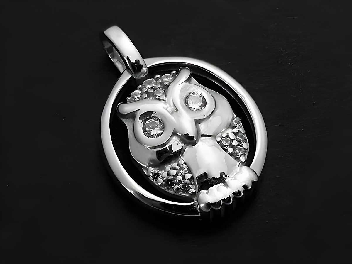 Eule Silber Anhänger symbolisch mit Zirkonia in weiß, hergestellt von Juwelier Harnisch, eignet sich ideal als modisches Schmuckstück für Tierliebhaber.