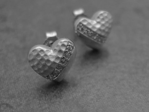 Herz Ohrring aus Sterling Silber rhodiniert mit Zirkonia, liebevoll gestaltet in weiß, hergestellt von Juwelier Harnisch. Perfekt für romantische Anlässe.